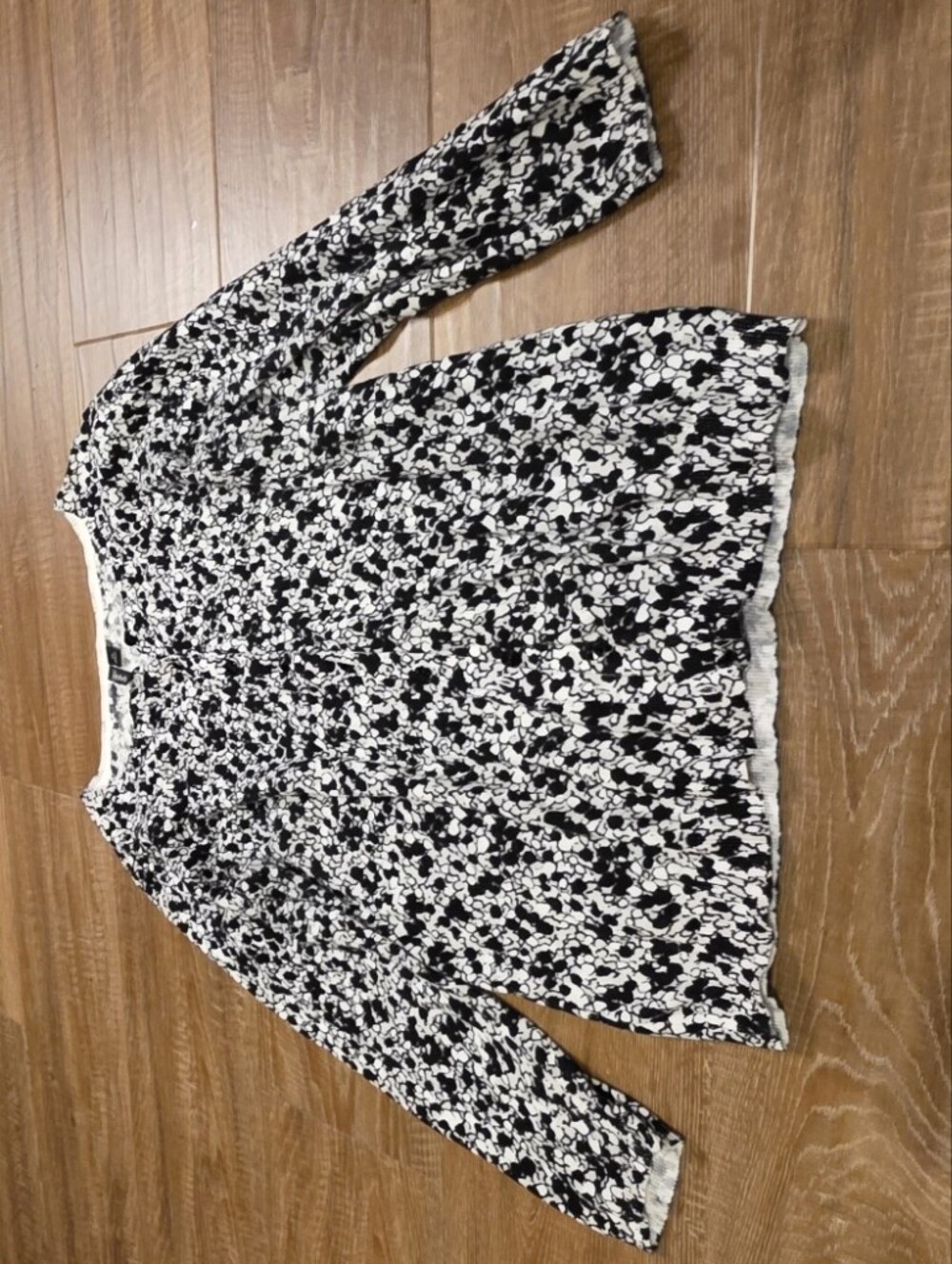 Relativity cardigan sweater black & white abstract floral print. Womens Size XL